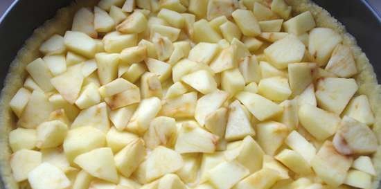 Tarta de manzana con natillas y turrón de almendras