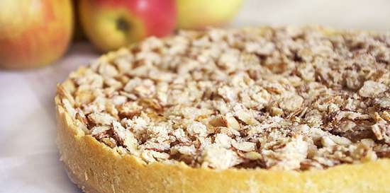 Tarta de manzana con natillas y turrón de almendras