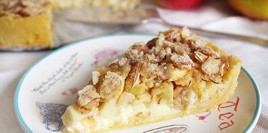 Tarta de manzana con natillas y turrón de almendras