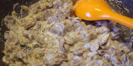 Meatballs baked with creamy mushroom sauce