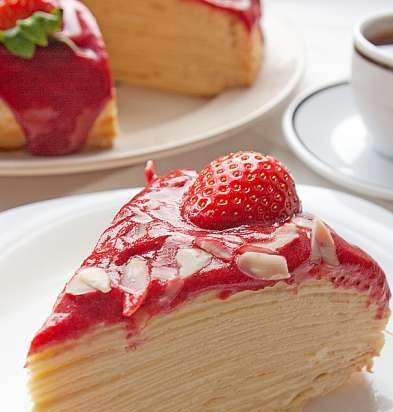 Palacsinta torta pudinggal, mascarpone és bogyós mártással