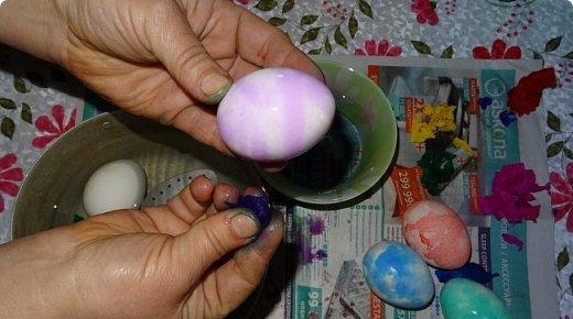 We paint eggs for Easter with corrugated paper