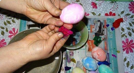 We paint eggs for Easter with corrugated paper