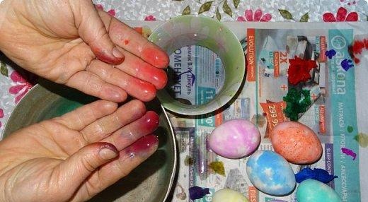 We paint eggs for Easter with corrugated paper