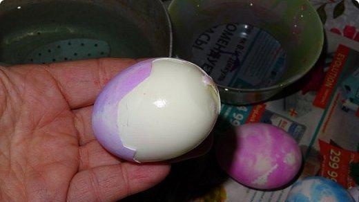 We paint eggs for Easter with corrugated paper