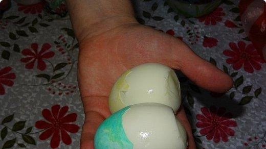 We paint eggs for Easter with corrugated paper