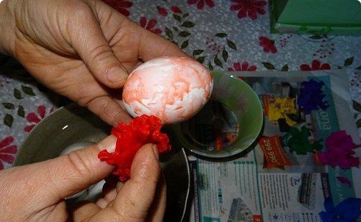 We paint eggs for Easter with corrugated paper