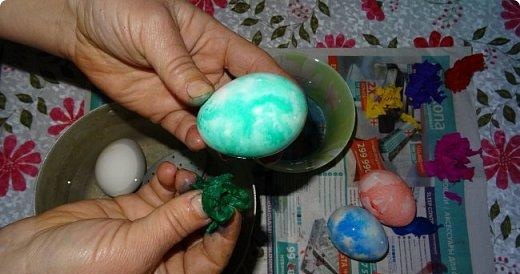 We paint eggs for Easter with corrugated paper