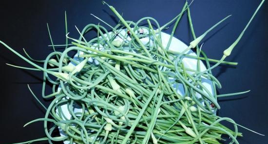 Ensalada de flechas de ajo