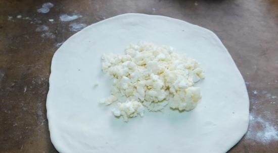 Pastissos ràpids amb kefir amb ous i suluguni (o amb qualsevol altre farcit)