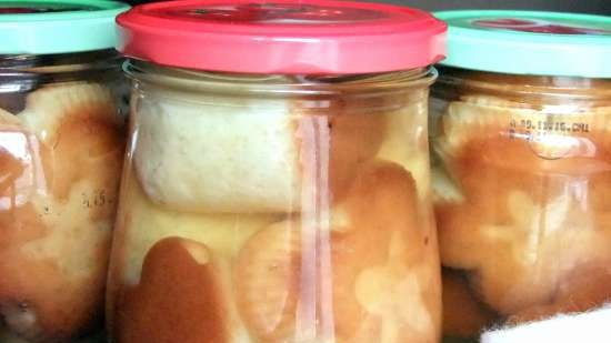 Mga Cupcake na Naka-Canned sa Rum Syrup