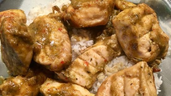 Pollo con corteza dorada con salsa picante Jack (Jamie Oliver)