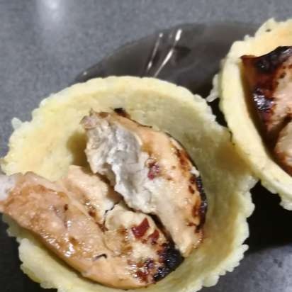 Cơm tartlet (Nhà sản xuất bánh tartlet đầu tiên) với thịt gà, sốt tartar và pho mát