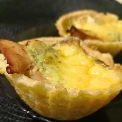 Rice tartlets (First tartlet maker) na may manok, tartar sauce at keso