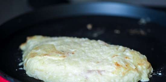 Potatoes with minced meat like a potato pancake in a Princess pizza maker