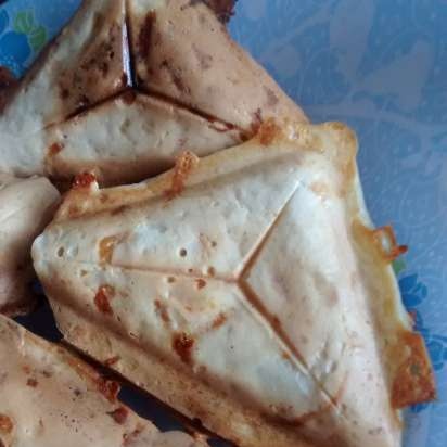 Khachapuri سريع بطريقة مختلفة في شواية ملامسة VVK