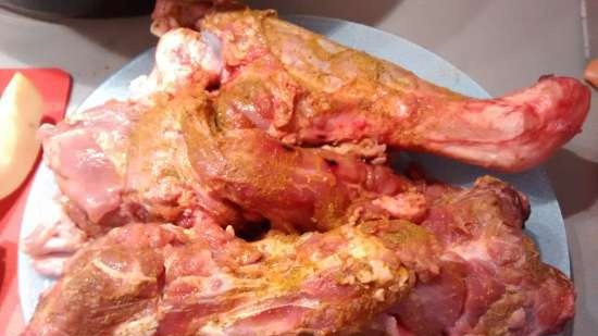 Agnello con l'osso con mele cotogne in una pentola a cottura lenta