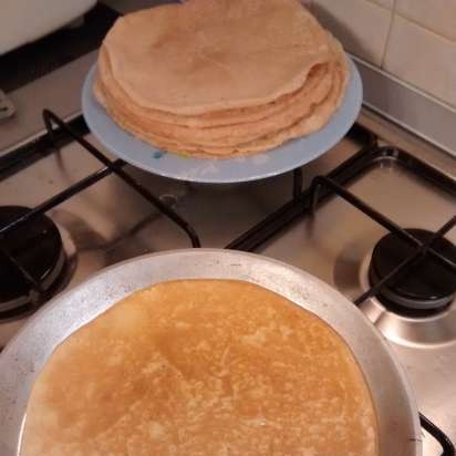 Ang mga pancake ay manipis sa isang butas