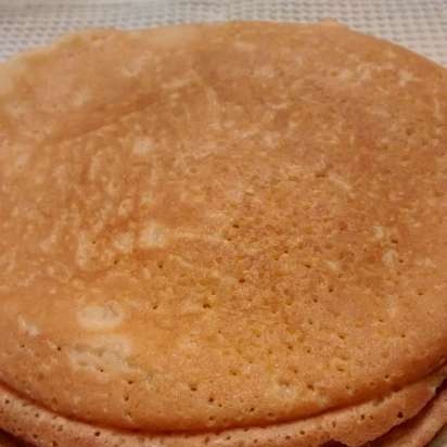 Ang mga pancake ay manipis sa isang butas