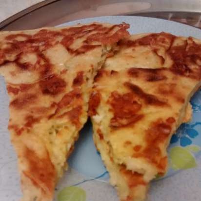 Khachapuri سريع بطريقة مختلفة في شواية ملامسة VVK