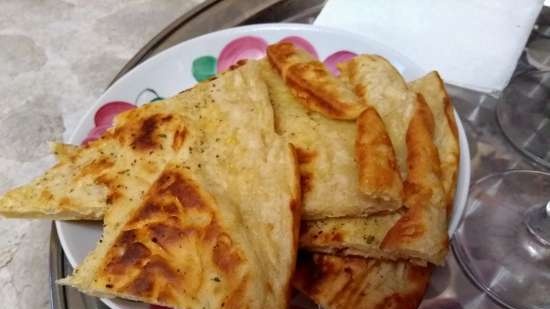 Khachapuri سريع بطريقة مختلفة في شواية ملامسة VVK