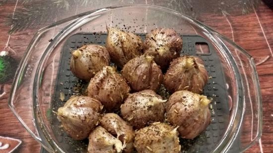 Baked garlic with oil and herbs