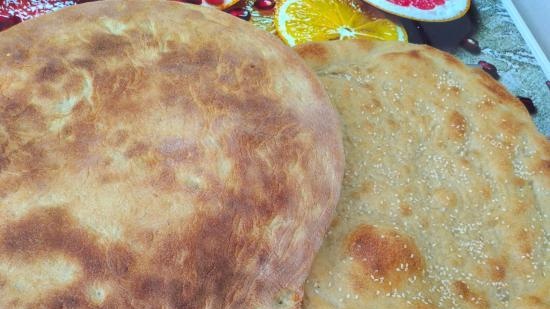 Mga flatbread na Asyano sa sourdough na may sabaw ng karne, sibuyas at katyk