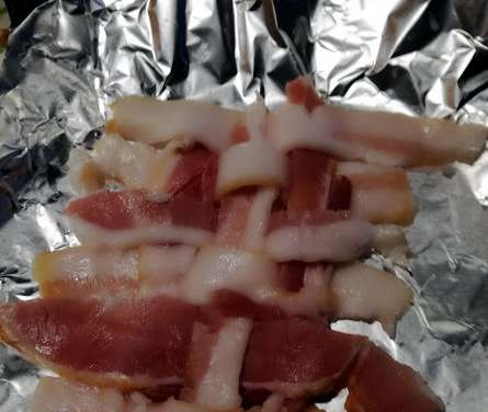 Cesta con tocino y queso