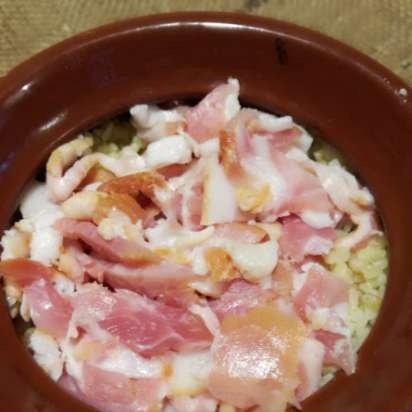 Bulgur stufato in pentola con pancetta e olio al tartufo