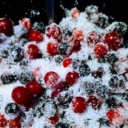 Puff pastry pie with heavenly apples and wild berries