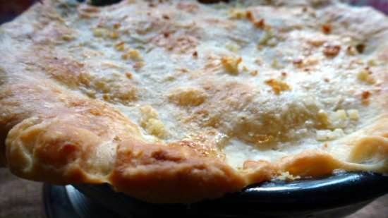 Piatto di pasta sfoglia con pasta al formaggio molto cremosa