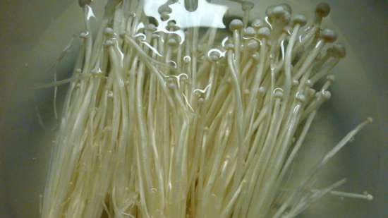 Solyanka con funghi enoki in una pentola