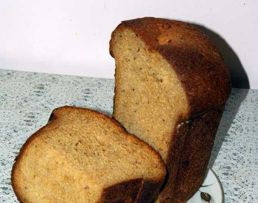 Stokbrood met uien in een broodbakmachine (door Bulochka)