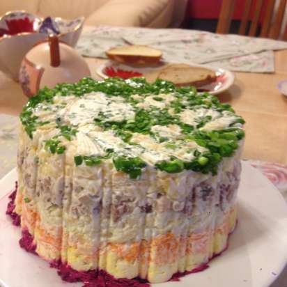 Tort cu gustări și produse de patiserie Herring sub o haină de blană