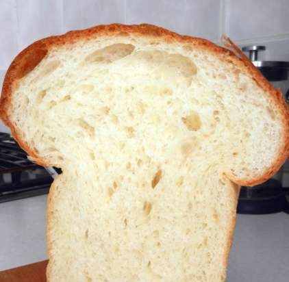 Pane di grano su kefir con uovo in una macchina per il pane