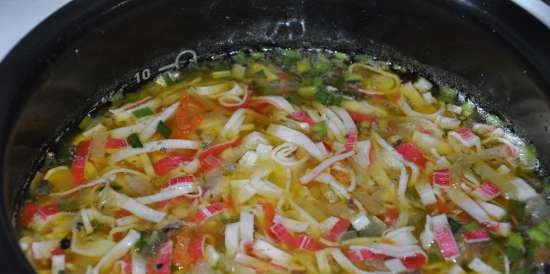 Naka-kahong isda na sopas na may mga crab noodles