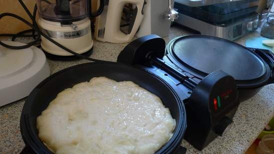 Khachapuri ayuna de una manera diferente en una parrilla de contacto VVK