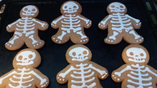 We decorate gingerbread cookies, cookies