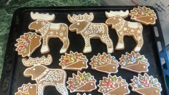 We decorate gingerbread cookies, cookies