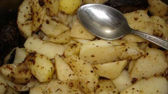 Potatoes stewed with mushrooms (lean dish) in a pressure cooker Polaris 0305