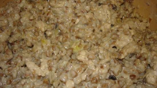 Buckwheat casserole na may tinadtad na karne at kabute (pressure cooker Polaris 0305)