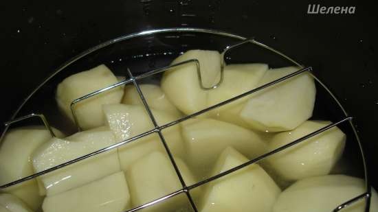 Pinalamanan na mackerel at pinakuluang patatas - duet dish (pressure cooker Polaris 0305)