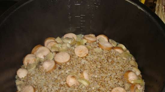 Buckwheat porridge na may mga sausage at kabute (pressure cooker Polaris 0305)