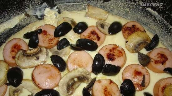 Quick pizza on kefir dough with sausages, mushrooms and olives (Polaris 0305)