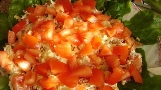 Ensalada de pescado rojo bajo una manta mullida