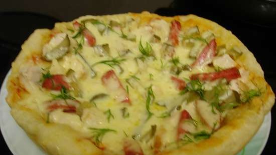 Pizza on a thick yeast base with chicken and pickled cucumber, cooked on the "Porridge" setting (Polaris 0305)