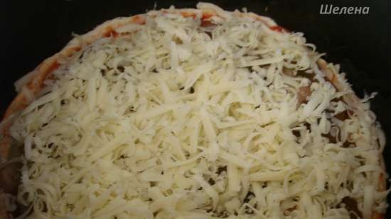 Pizza sobre una base fina de llevat amb bolets i ceba, cuita al mode 