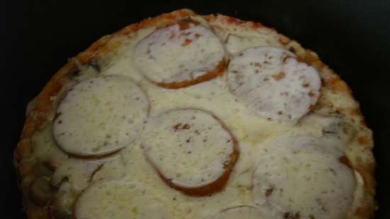 Pizza sobre una base fina de llevat amb bolets i ceba, cuita al mode 