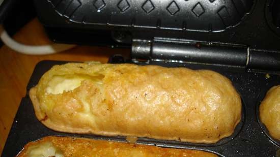 Omelettes stuffed with meat and cheese in a sausage machine Smile 3633