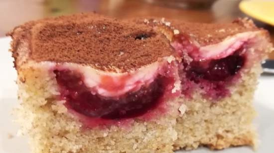 Pastel de ciruelas con relleno de crema agria